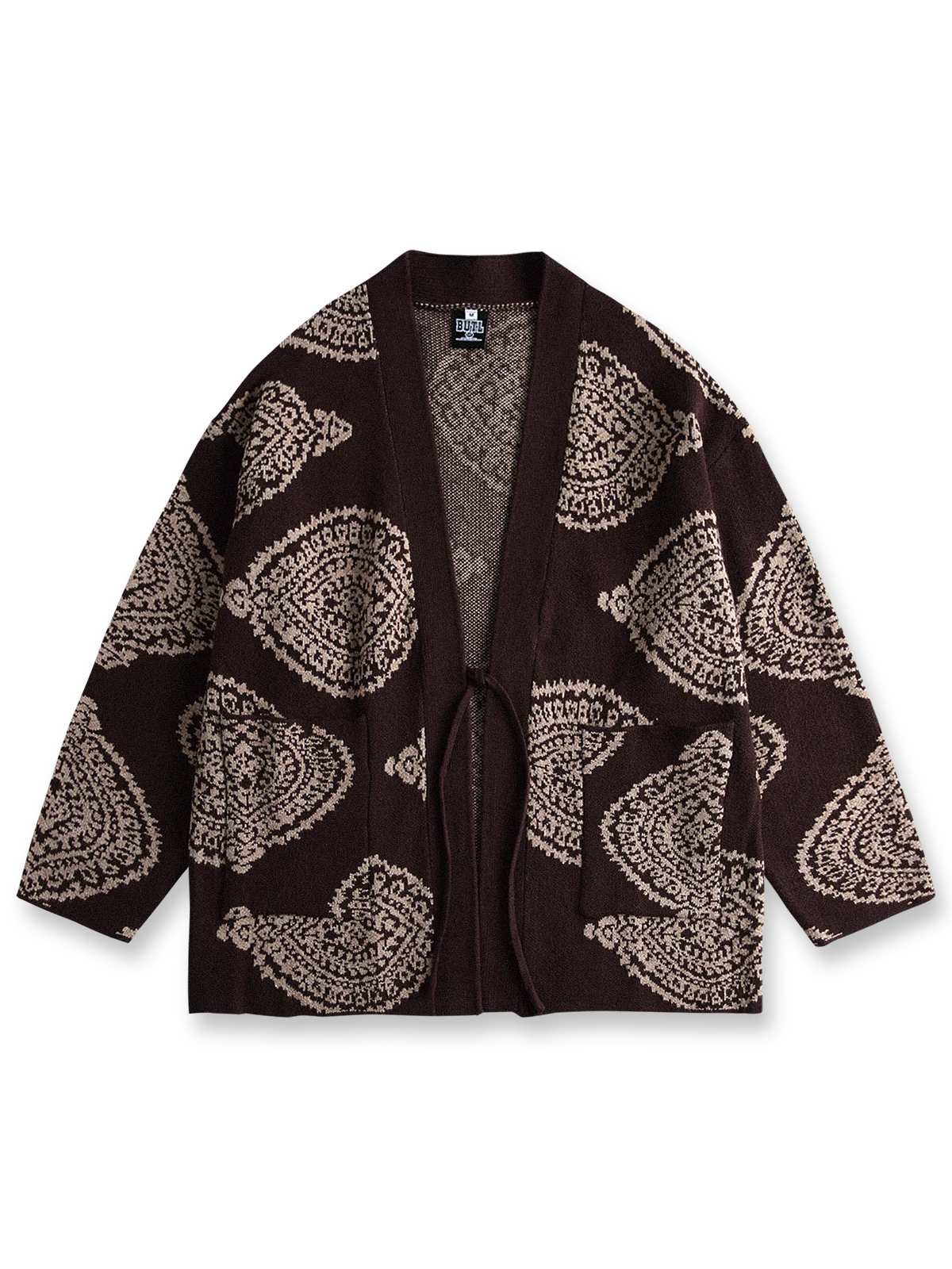 製品画像
カシュクール柄ジャカードデザインを取り入れたニットはんてん。民族的な雰囲気とレトロな要素を融合させたVネックデザインが特徴。高品質なニット素材で柔らかな触感と優れた保温性を提供します。

詳細画像
カシュクール柄ジャカード模様がデザインの中心で、現代的なファッション性と民族的な魅力を兼ね備えたニットはんてん。Vネックと紐デザインがスタイルを引き立て、秋冬シーズンにぴったりのアイテム。