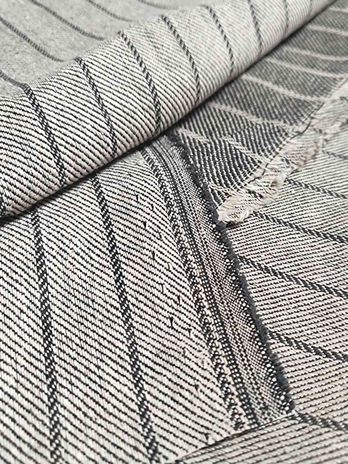 ストライプ コットンリネン 7分丈パンツの精緻な織りと裾の伸縮バンドディテール。