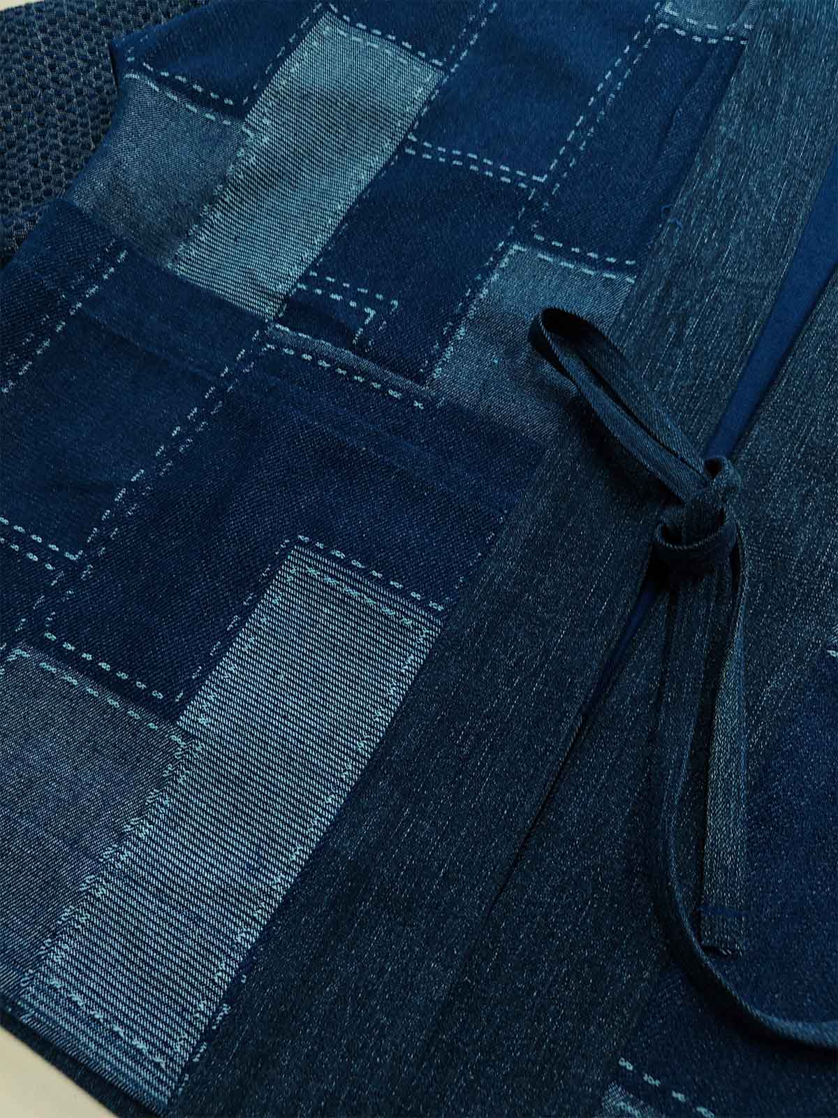 植物インディゴで染められたデニムコットンのパッチワークディテールクローズアップ。