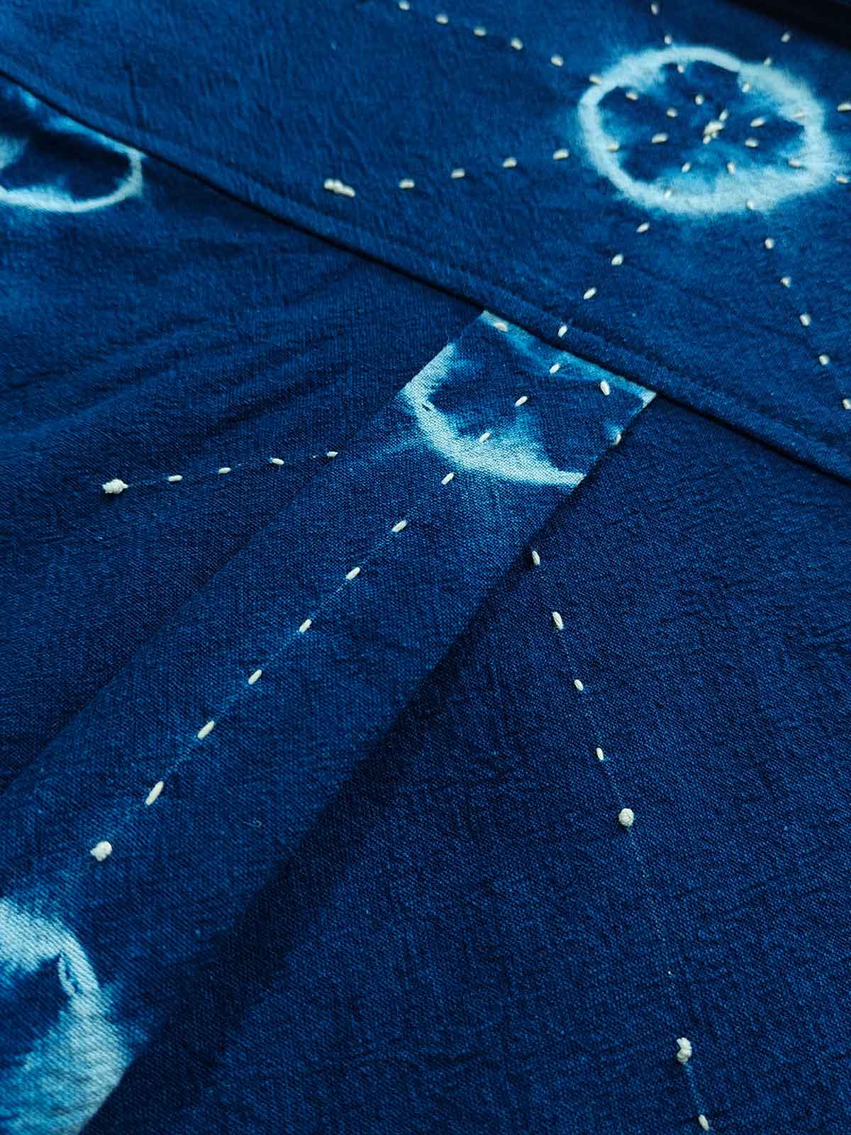 手作業で施されたドットタイダイと刺繍の詳細が映えるキューバカラーシャツ。