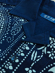 蝋染技術で施された詳細なパターンのクローズアップ。