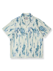ブルーの水彩タイダイプリントが涼感を与えるリネン半袖シャツ。
