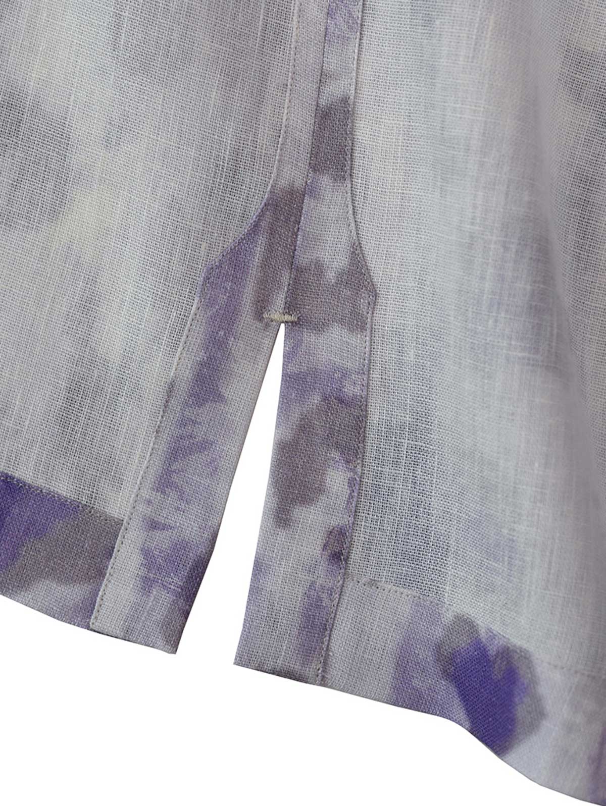 シャツのパープルペタルグラデーションプリントとボタンのディテール