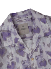 シャツのパープルペタルグラデーションプリントとボタンのディテール