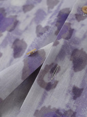 シャツのパープルペタルグラデーションプリントとボタンのディテール