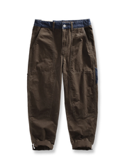 製品画像: ヴィンテージデニムパッチワークカーゴパンツ全体展示図、シンプルでスタイリッシュなデザイン、タフなカーゴパンツのディテールが特徴
詳細画像: デニムパッチワークと縫い目のクローズアップ、カーゴパンツ特有の機能的なディテールとソフトな素材感を強調