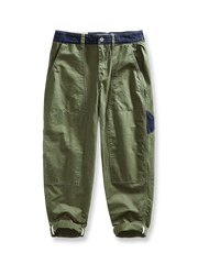 製品画像: ヴィンテージデニムパッチワークカーゴパンツ全体展示図、シンプルでスタイリッシュなデザイン、タフなカーゴパンツのディテールが特徴
詳細画像: デニムパッチワークと縫い目のクローズアップ、カーゴパンツ特有の機能的なディテールとソフトな素材感を強調