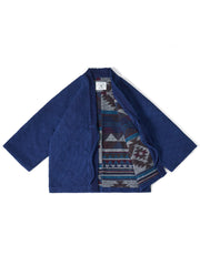 製品画像：
手作り藍染と刺子技法を融合したレトロなデザインのはんてん。伝統的な刺子生地に藍染めの手作業による色彩グラデーションが特徴で、優れた保温性を持つ550gのヘビーウェイト素材。

詳細画像：
藍染めと刺子技法で仕上げられたディテール。民族風の幾何学模様の内衬や、ボタンレスのシンプルなデザインが特徴。重ね着に最適なゆったりシルエット。