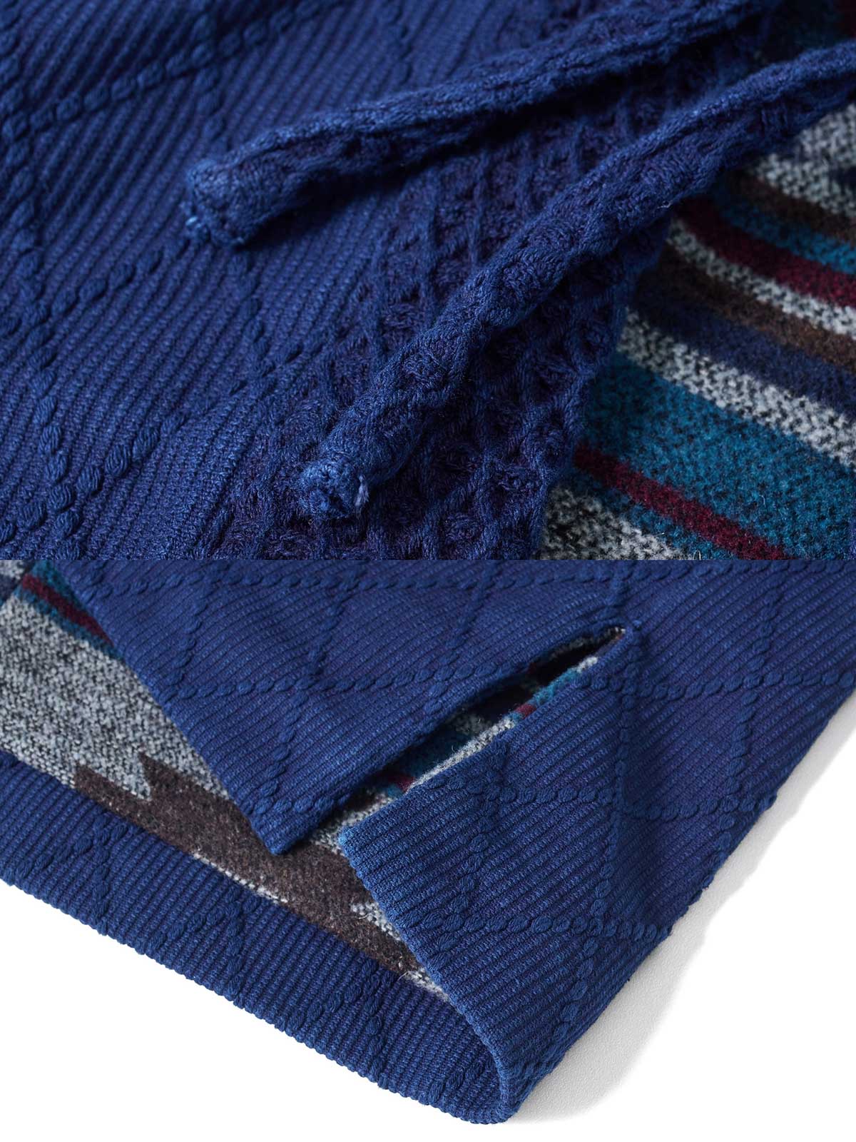 製品画像：
手作り藍染と刺子技法を融合したレトロなデザインのはんてん。伝統的な刺子生地に藍染めの手作業による色彩グラデーションが特徴で、優れた保温性を持つ550gのヘビーウェイト素材。

詳細画像：
藍染めと刺子技法で仕上げられたディテール。民族風の幾何学模様の内衬や、ボタンレスのシンプルなデザインが特徴。重ね着に最適なゆったりシルエット。