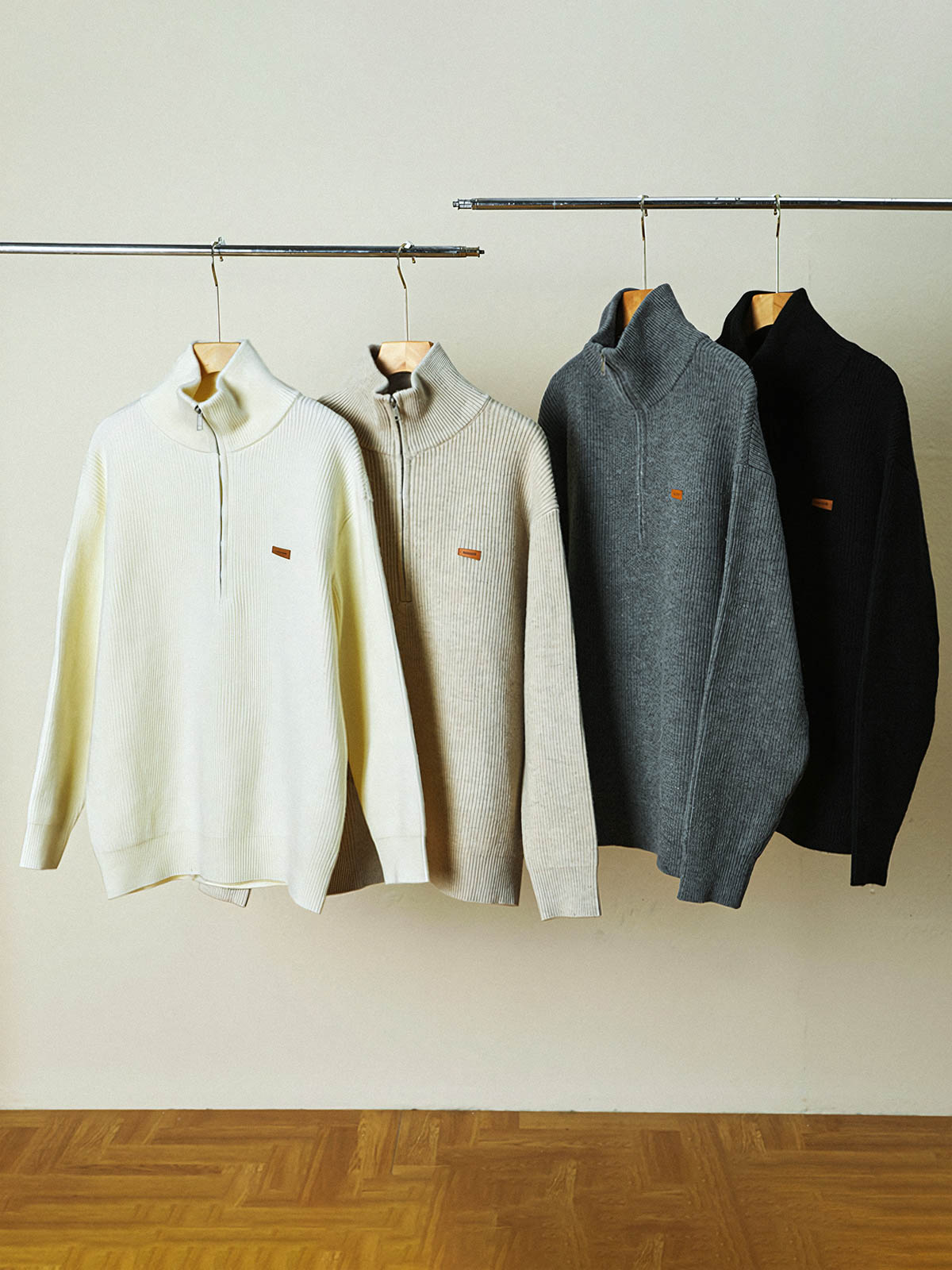 製品画像
"レザーラベル ハーフジップ ハイネック ニット、シンプルで上品なデザイン、精巧な立ち襟とハーフジップポロカラーで調整可能、リブ編みでフィット感と快適さを提供"

詳細画像
"レザーラベル ハーフジップ ハイネック ニットのディテール、二重リブ編みで暖かさを提供、袖口と裾のリブ編みが伸縮性を高め、レザーラベルがディテールに高級感を加えた洗練されたデザイン"