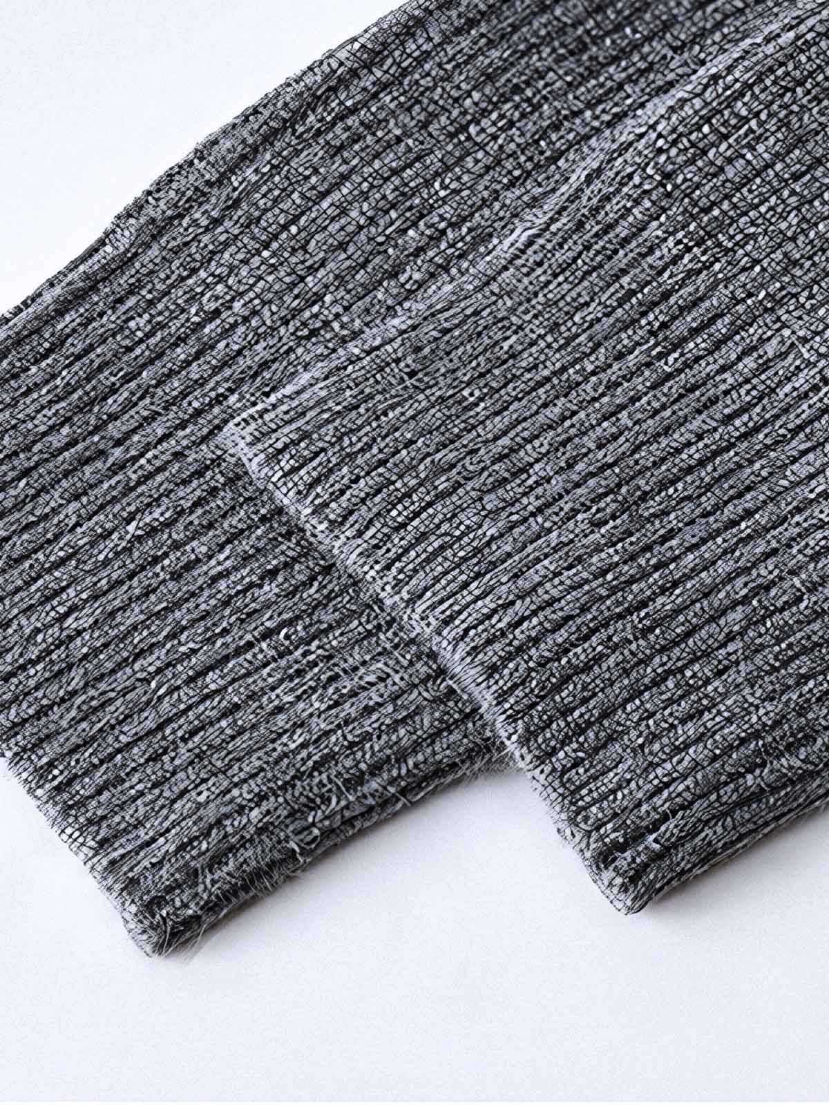 製品画像
"レザーラベル ハーフジップ ハイネック ニット、シンプルで上品なデザイン、精巧な立ち襟とハーフジップポロカラーで調整可能、リブ編みでフィット感と快適さを提供"

詳細画像
"レザーラベル ハーフジップ ハイネック ニットのディテール、二重リブ編みで暖かさを提供、袖口と裾のリブ編みが伸縮性を高め、レザーラベルがディテールに高級感を加えた洗練されたデザイン"