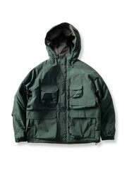 製品画像: 防水ヘビーボア付きアウトドアジャケットの正面画像、防寒性と多機能ポケットが特徴。
詳細画像: 多ポケットと防水素材のディテール画像、アウトドアでの利便性と耐久性を強調。