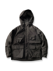 製品画像: 防水ヘビーボア付きアウトドアジャケットの正面画像、防寒性と多機能ポケットが特徴。
詳細画像: 多ポケットと防水素材のディテール画像、アウトドアでの利便性と耐久性を強調。