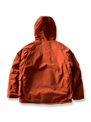 製品画像: 防水ヘビーボア付きアウトドアジャケットの正面画像、防寒性と多機能ポケットが特徴。
詳細画像: 多ポケットと防水素材のディテール画像、アウトドアでの利便性と耐久性を強調。