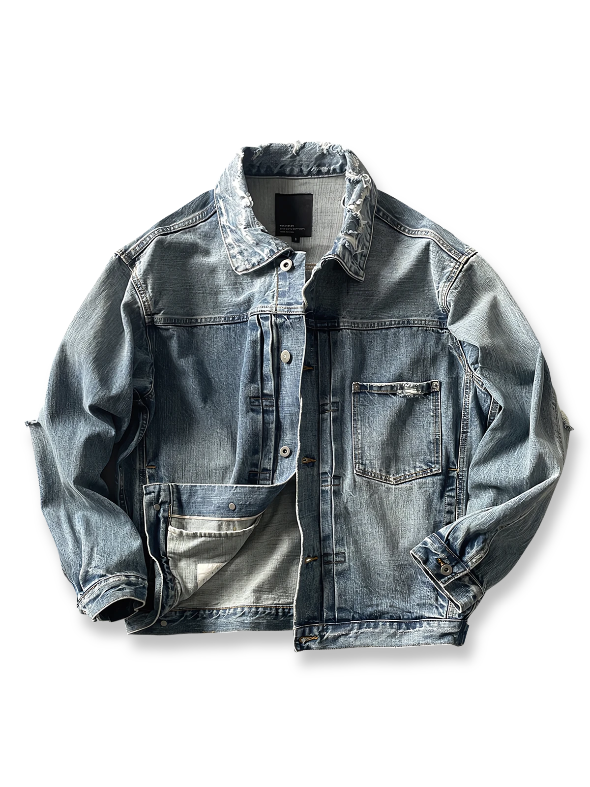 製品画像: ジャパンテイストのハンドメイドヴィンテージデニムジャケットの全体画像、クラシックで独特な風合いが際立つ。
詳細画像: デニムジャケットの手作業による擦れ加工とダメージウォッシュディテール、ヴィンテージ感を強調。