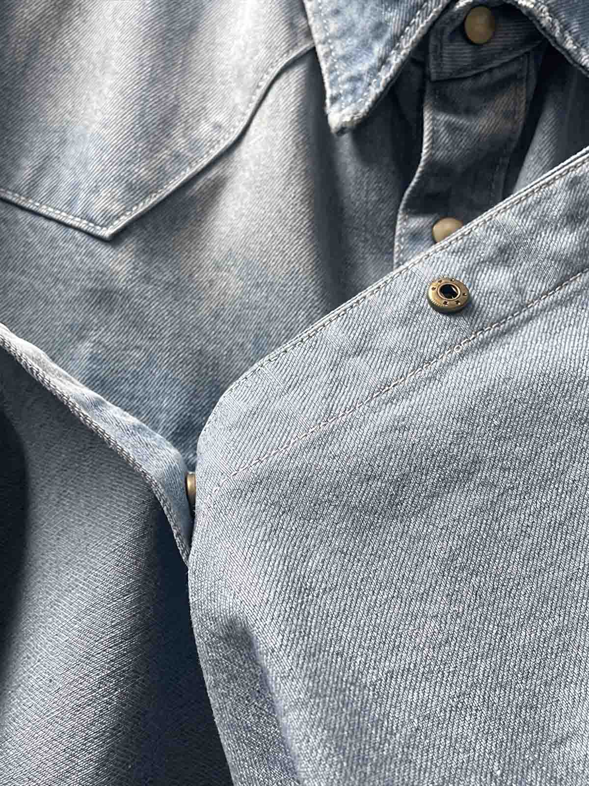 製品画像: 古着風加工の破れ水洗いヴィンテージデニムシャツ正面画像、ヴィンテージ感が際立つ。
詳細画像: ワークポケットと摩耗加工のディテール画像、クラシックな雰囲気を強調。