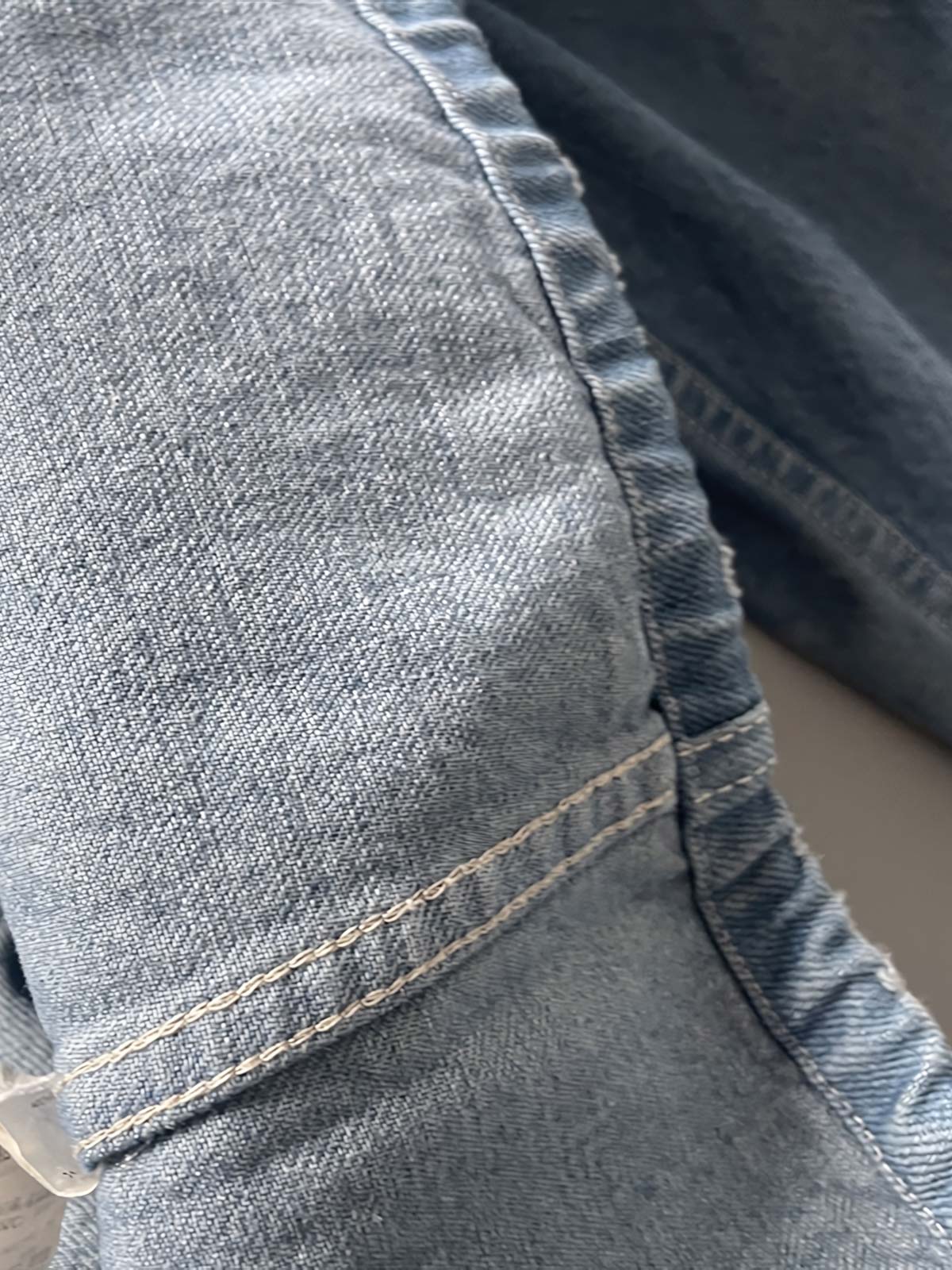 製品画像: 古着風加工の破れ水洗いヴィンテージデニムシャツ正面画像、ヴィンテージ感が際立つ。
詳細画像: ワークポケットと摩耗加工のディテール画像、クラシックな雰囲気を強調。