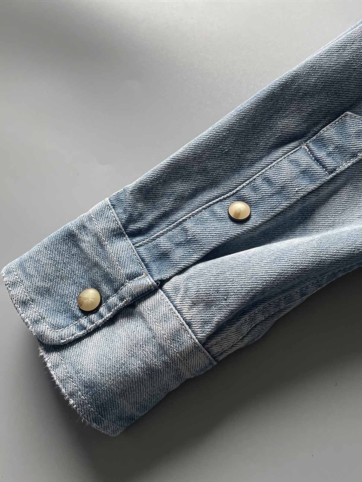 製品画像: 古着風加工の破れ水洗いヴィンテージデニムシャツ正面画像、ヴィンテージ感が際立つ。
詳細画像: ワークポケットと摩耗加工のディテール画像、クラシックな雰囲気を強調。