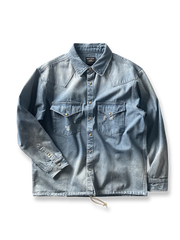 製品画像: 古着風加工の破れ水洗いヴィンテージデニムシャツ正面画像、ヴィンテージ感が際立つ。
詳細画像: ワークポケットと摩耗加工のディテール画像、クラシックな雰囲気を強調。