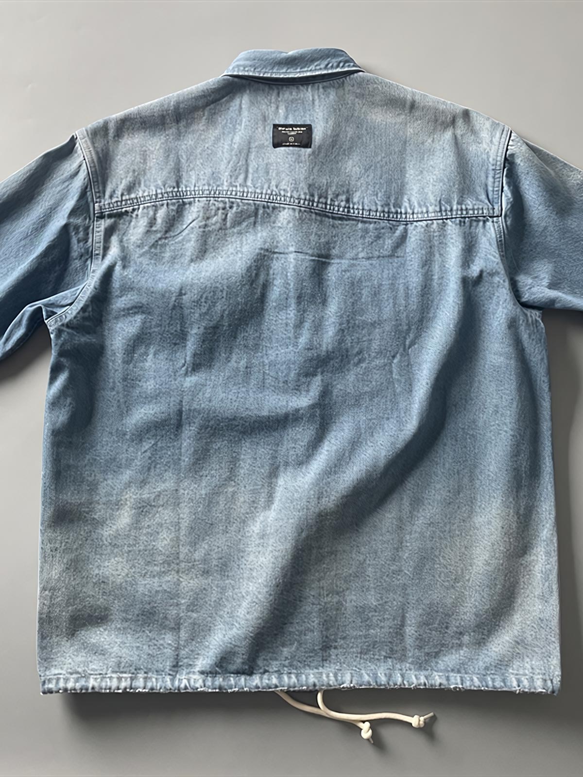 製品画像: 古着風加工の破れ水洗いヴィンテージデニムシャツ正面画像、ヴィンテージ感が際立つ。
詳細画像: ワークポケットと摩耗加工のディテール画像、クラシックな雰囲気を強調。