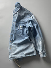 製品画像: 古着風加工の破れ水洗いヴィンテージデニムシャツ正面画像、ヴィンテージ感が際立つ。
詳細画像: ワークポケットと摩耗加工のディテール画像、クラシックな雰囲気を強調。