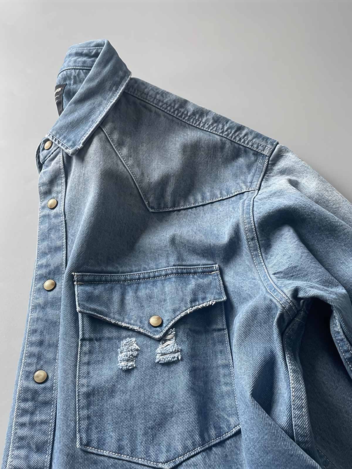 製品画像: 古着風加工の破れ水洗いヴィンテージデニムシャツ正面画像、ヴィンテージ感が際立つ。
詳細画像: ワークポケットと摩耗加工のディテール画像、クラシックな雰囲気を強調。