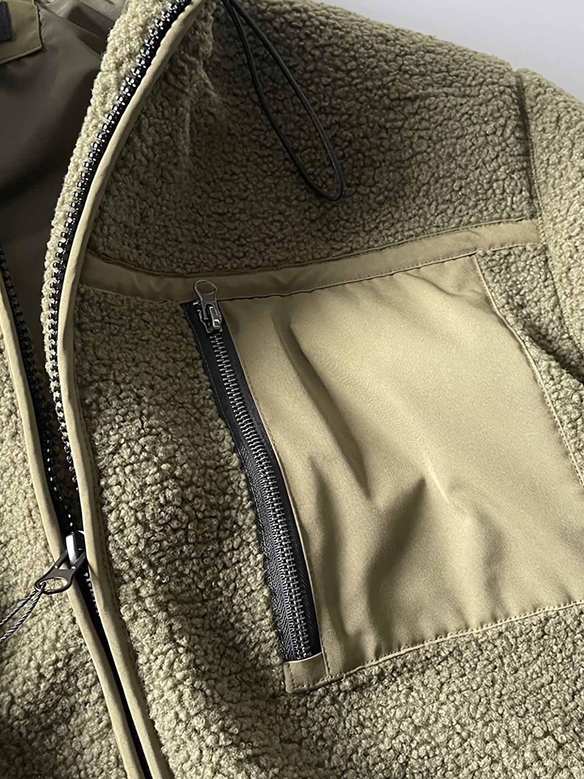 製品画像: ボアフリーススタンドカラージャケットの全体画像、アウトドアやカジュアルスタイルに対応。
詳細画像: 胸元ジッパーポケットのディテール画像、実用性とデザイン性を強調。