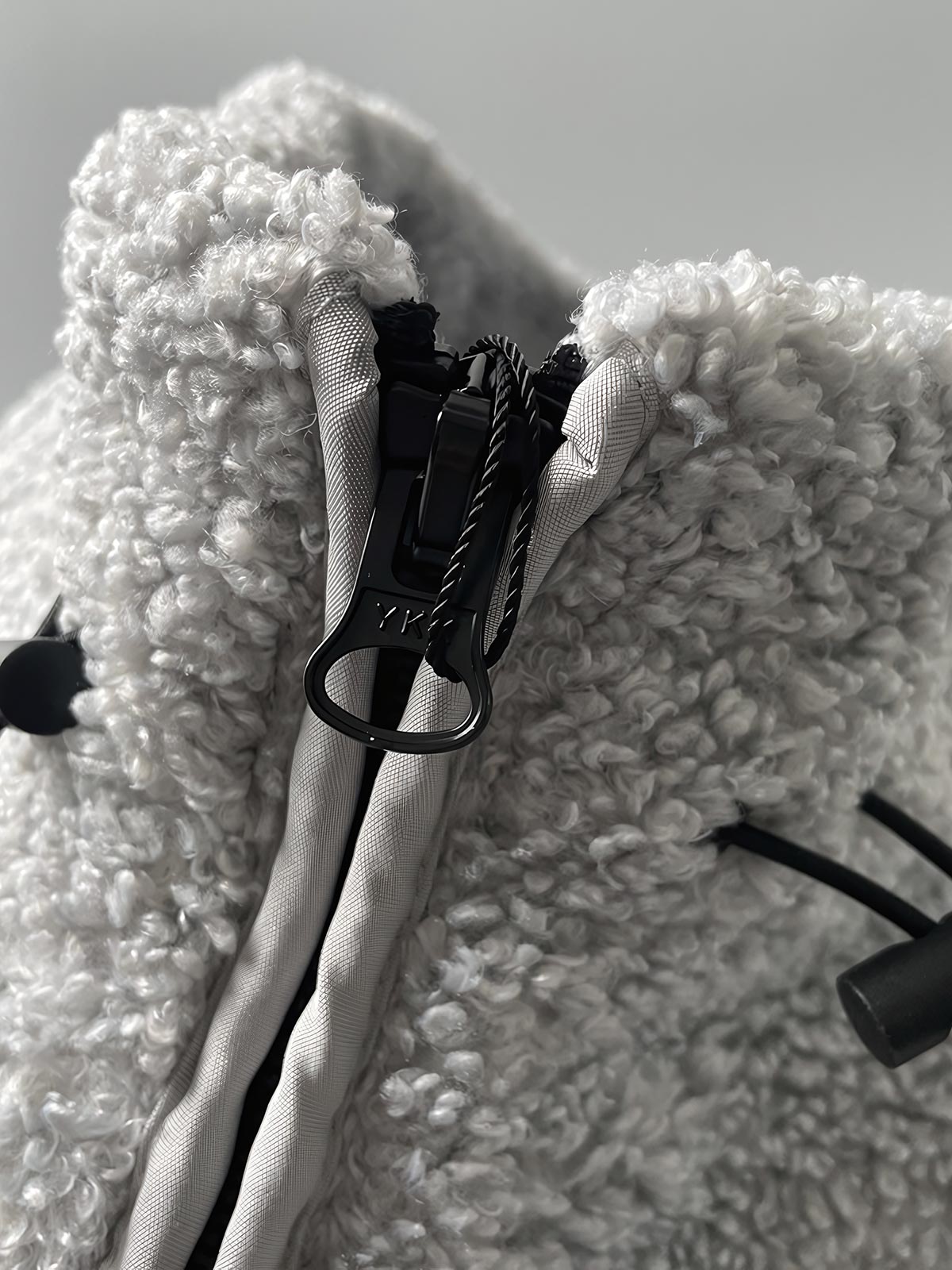 製品画像: ボアフリーススタンドカラージャケットの全体画像、アウトドアやカジュアルスタイルに対応。
詳細画像: 胸元ジッパーポケットのディテール画像、実用性とデザイン性を強調。