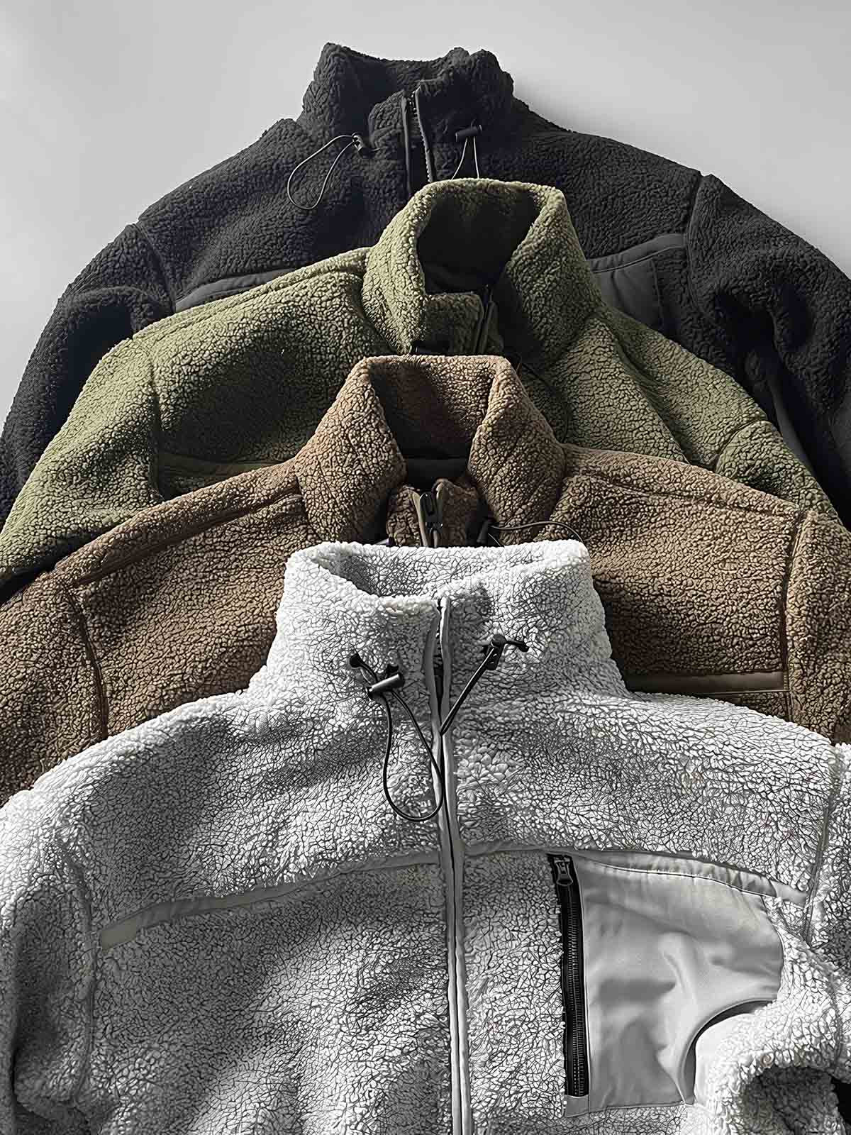 製品画像: ボアフリーススタンドカラージャケットの全体画像、アウトドアやカジュアルスタイルに対応。
詳細画像: 胸元ジッパーポケットのディテール画像、実用性とデザイン性を強調。