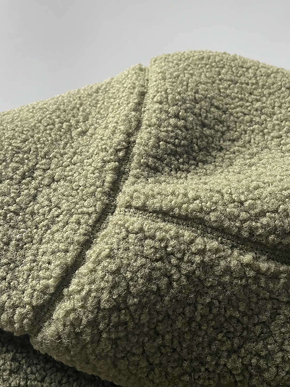 製品画像: ボアフリーススタンドカラージャケットの全体画像、アウトドアやカジュアルスタイルに対応。
詳細画像: 胸元ジッパーポケットのディテール画像、実用性とデザイン性を強調。