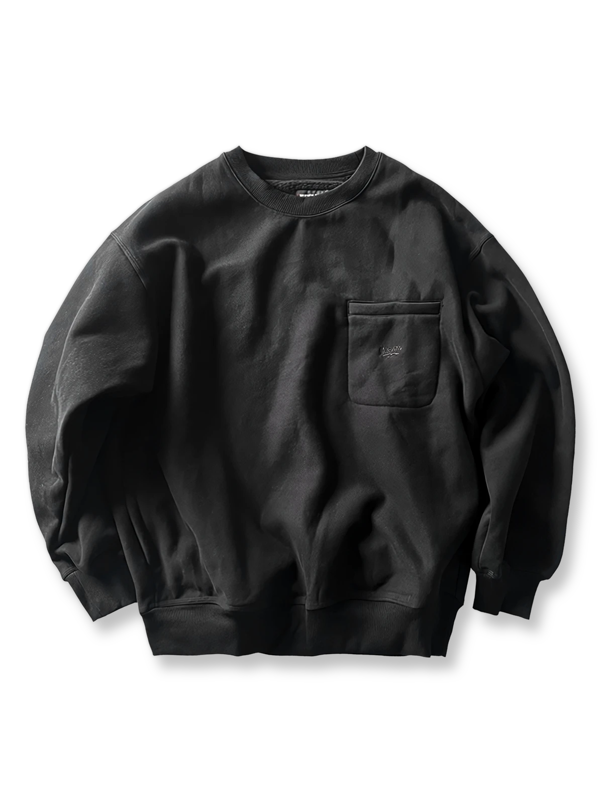 製品画像: ライムイエロー起毛裏起毛スウェットシャツの正面画像、快適で暖かいデザインが特徴。
詳細画像: 胸ポケットと起毛生地のディテール画像、柔らかな質感が際立つ。