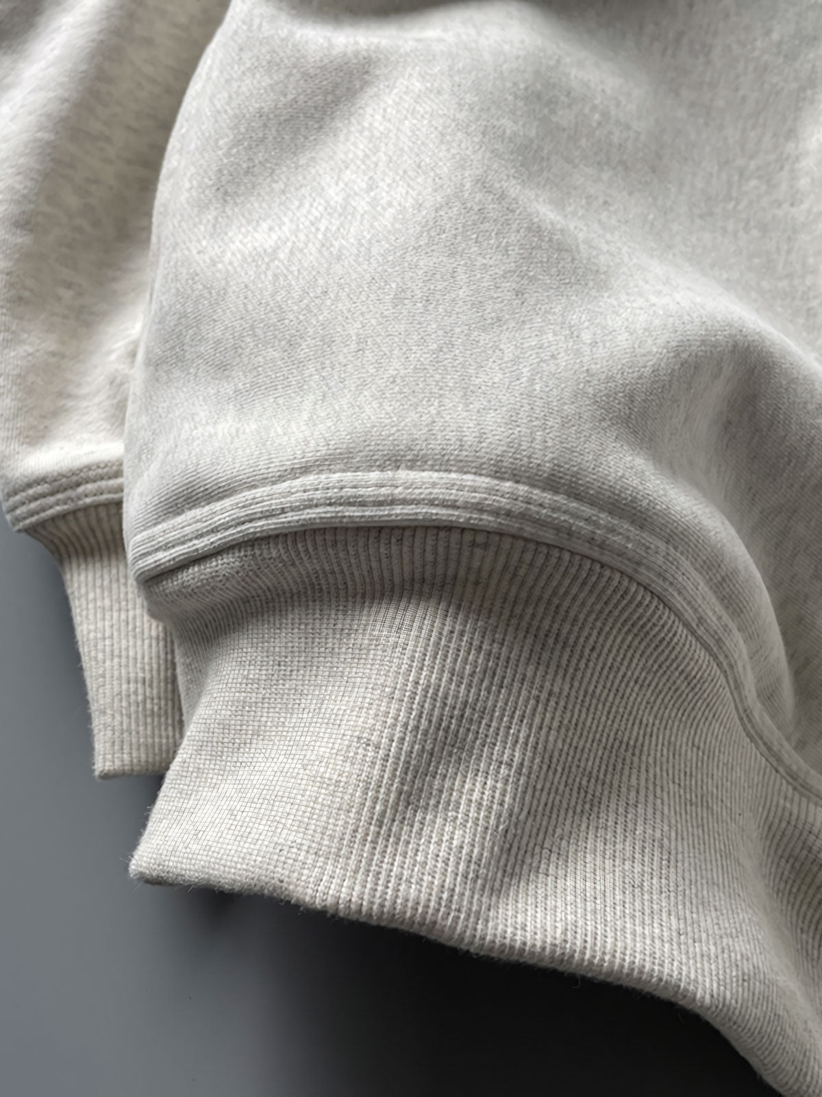 製品画像: ライムイエロー起毛裏起毛スウェットシャツの正面画像、快適で暖かいデザインが特徴。
詳細画像: 胸ポケットと起毛生地のディテール画像、柔らかな質感が際立つ。