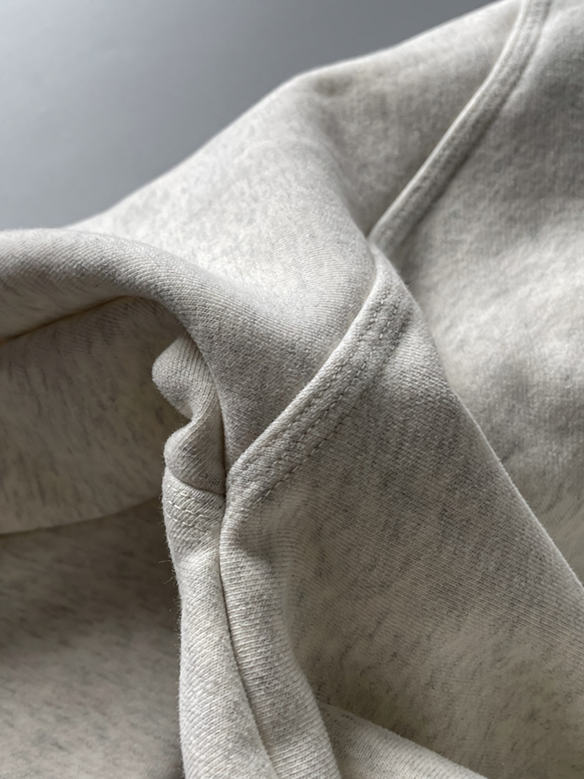 製品画像: ライムイエロー起毛裏起毛スウェットシャツの正面画像、快適で暖かいデザインが特徴。
詳細画像: 胸ポケットと起毛生地のディテール画像、柔らかな質感が際立つ。