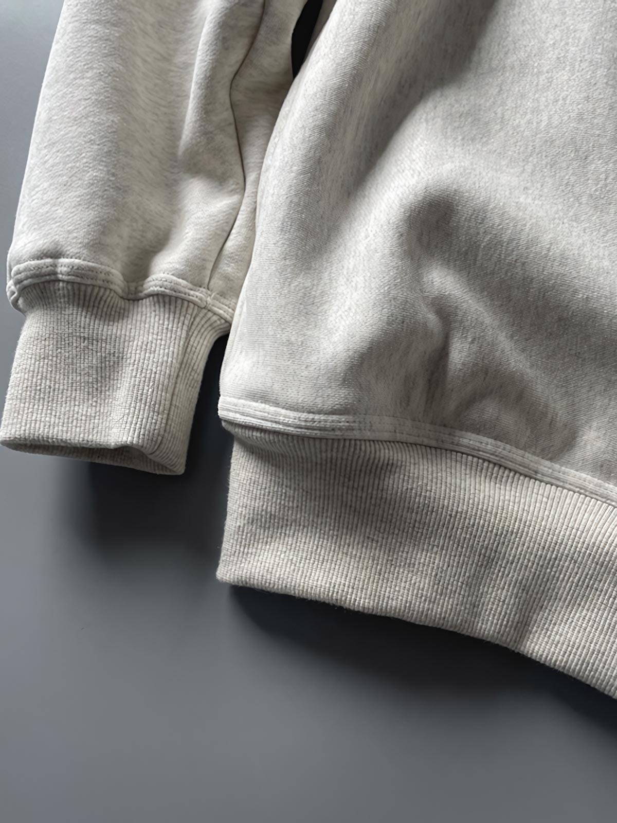 製品画像: ライムイエロー起毛裏起毛スウェットシャツの正面画像、快適で暖かいデザインが特徴。
詳細画像: 胸ポケットと起毛生地のディテール画像、柔らかな質感が際立つ。