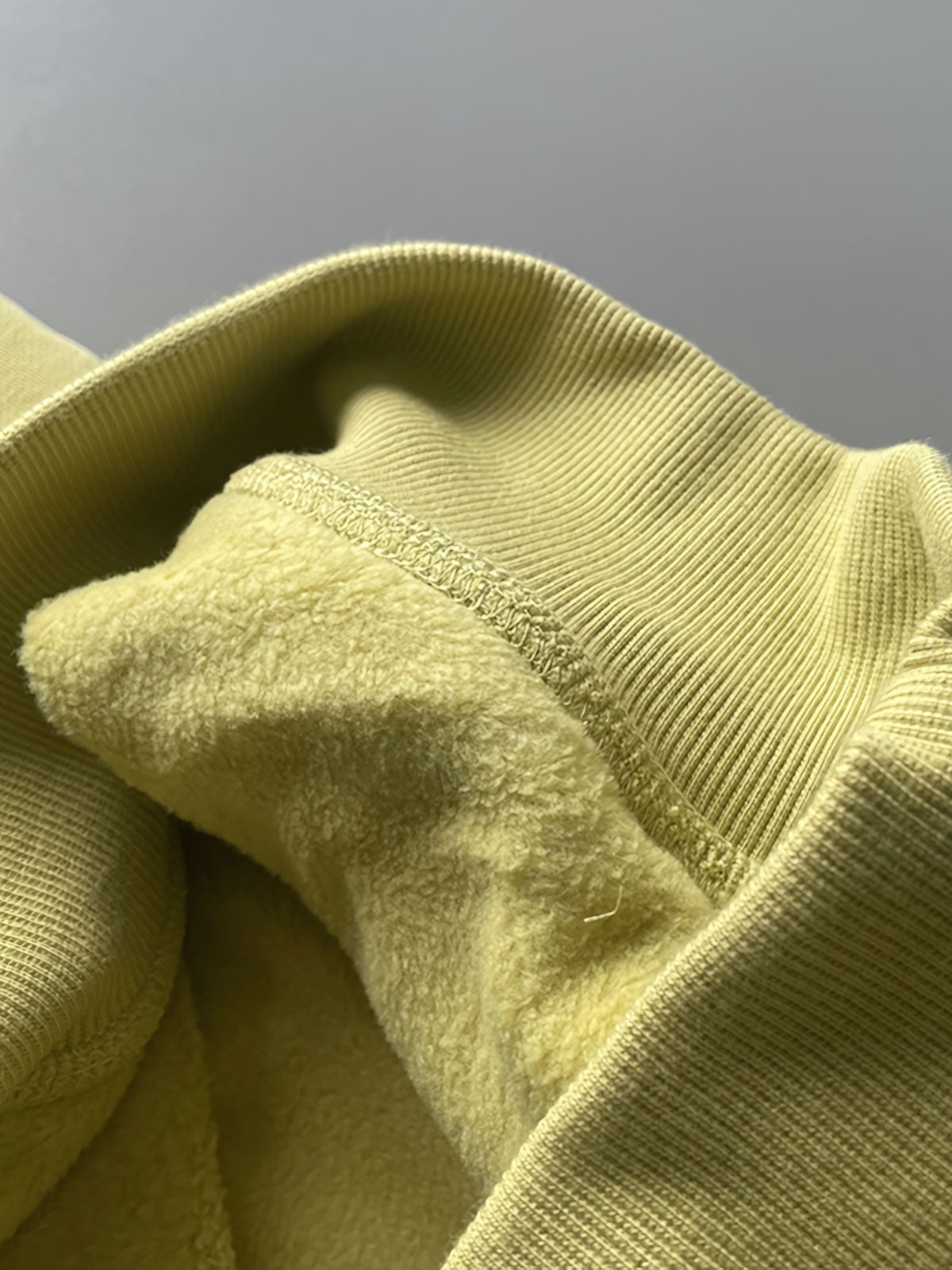 製品画像: ライムイエロー起毛裏起毛スウェットシャツの正面画像、快適で暖かいデザインが特徴。
詳細画像: 胸ポケットと起毛生地のディテール画像、柔らかな質感が際立つ。
