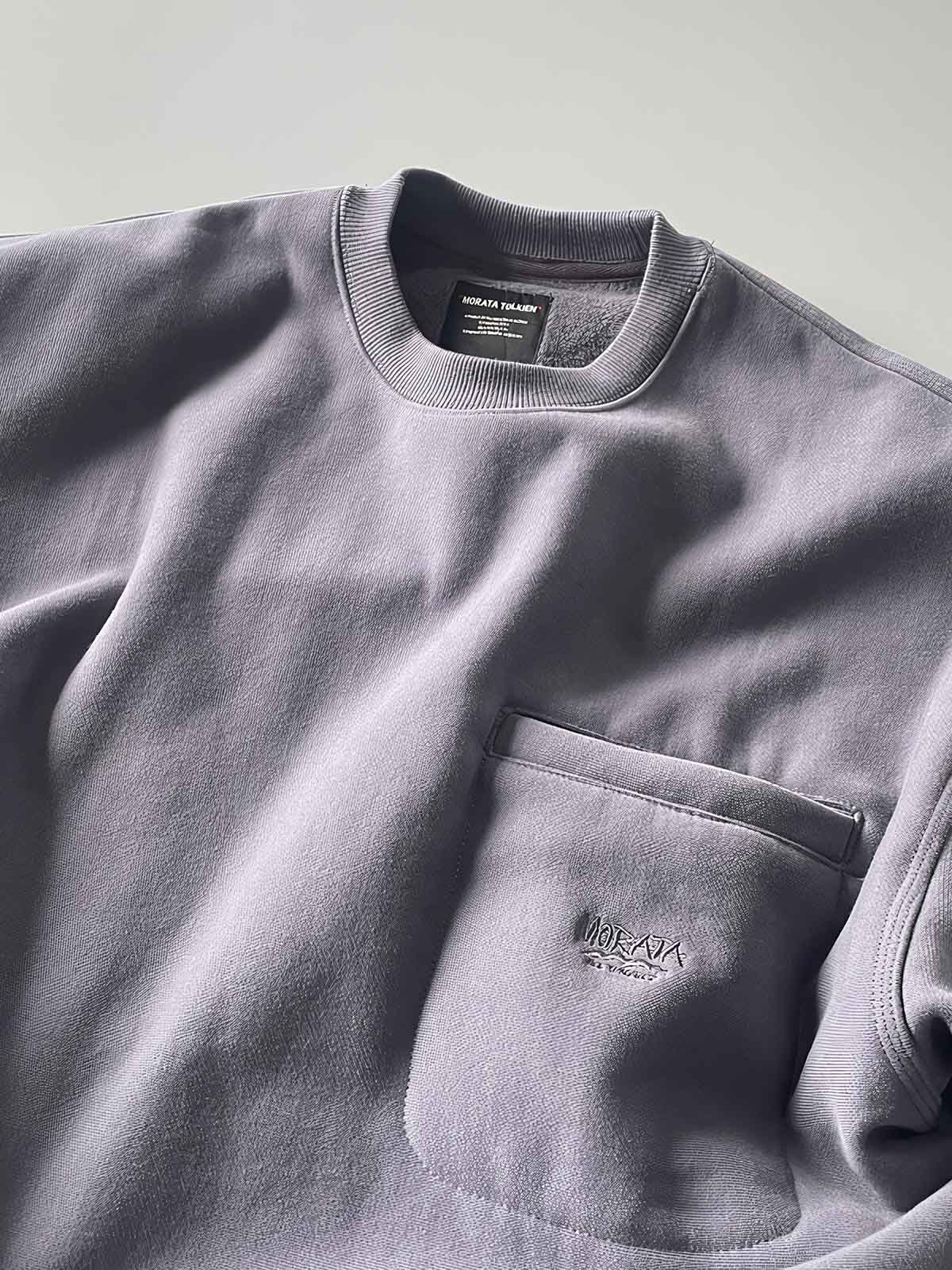 製品画像: ライムイエロー起毛裏起毛スウェットシャツの正面画像、快適で暖かいデザインが特徴。
詳細画像: 胸ポケットと起毛生地のディテール画像、柔らかな質感が際立つ。