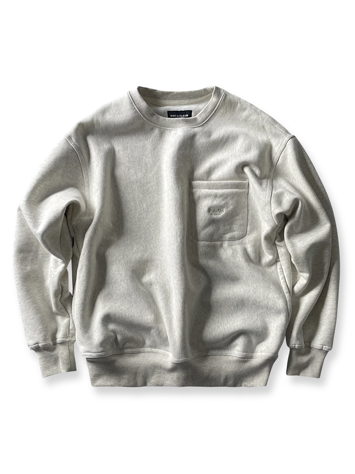 製品画像: ライムイエロー起毛裏起毛スウェットシャツの正面画像、快適で暖かいデザインが特徴。
詳細画像: 胸ポケットと起毛生地のディテール画像、柔らかな質感が際立つ。