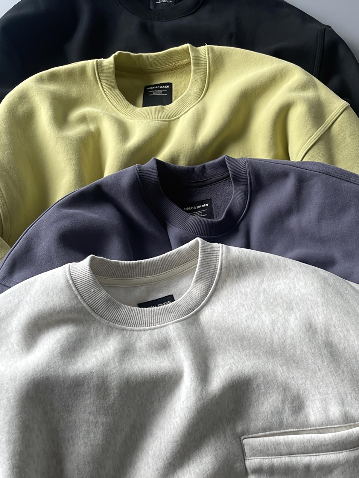 製品画像: ライムイエロー起毛裏起毛スウェットシャツの正面画像、快適で暖かいデザインが特徴。
詳細画像: 胸ポケットと起毛生地のディテール画像、柔らかな質感が際立つ。