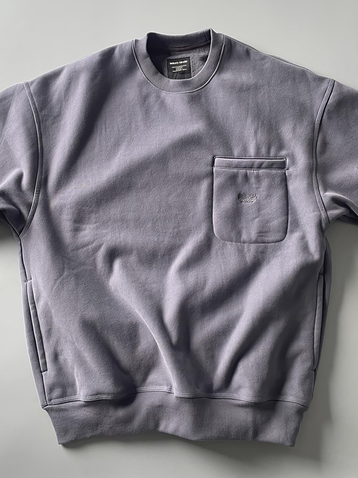 製品画像: ライムイエロー起毛裏起毛スウェットシャツの正面画像、快適で暖かいデザインが特徴。
詳細画像: 胸ポケットと起毛生地のディテール画像、柔らかな質感が際立つ。