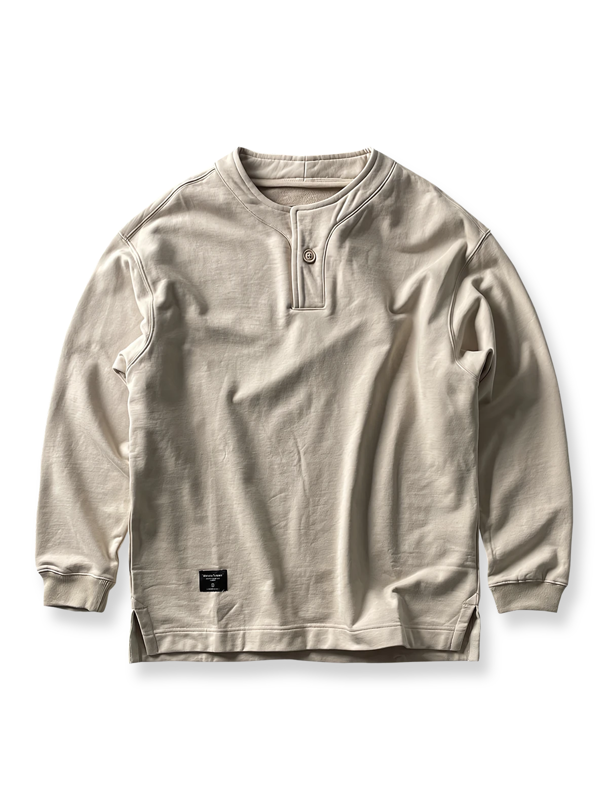 製品画像: ヴィンテージウォッシュヘンリーネックスウェットシャツの全体画像、クラシックでカジュアルなデザイン。
詳細画像: ヘンリーネックのディテールとウォッシュ加工のクローズアップ画像、ヴィンテージ感を強調。