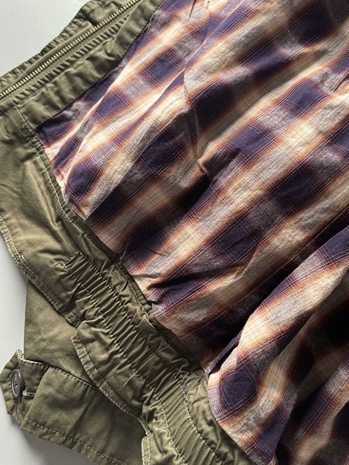 製品画像: オレンジカラーのダブルスタンドカラーワークジャケットの正面画像、実用的でスタイリッシュなデザインが特徴。
詳細画像: 袖部のジッパーポケットとスタンドカラーデザインのディテール画像、ワークスタイルを強調。