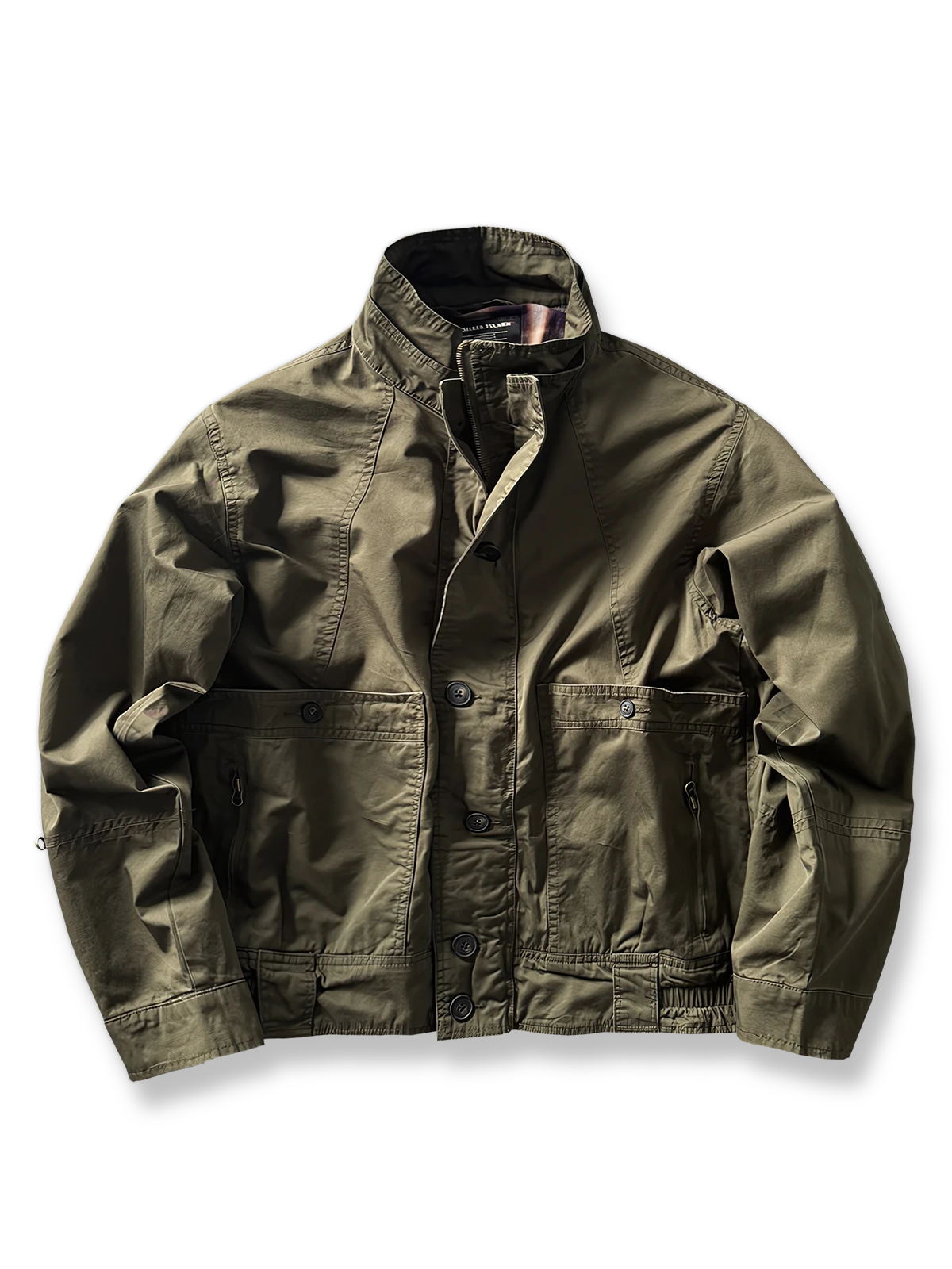 製品画像: オレンジカラーのダブルスタンドカラーワークジャケットの正面画像、実用的でスタイリッシュなデザインが特徴。
詳細画像: 袖部のジッパーポケットとスタンドカラーデザインのディテール画像、ワークスタイルを強調。