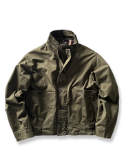 製品画像: オレンジカラーのダブルスタンドカラーワークジャケットの正面画像、実用的でスタイリッシュなデザインが特徴。
詳細画像: 袖部のジッパーポケットとスタンドカラーデザインのディテール画像、ワークスタイルを強調。