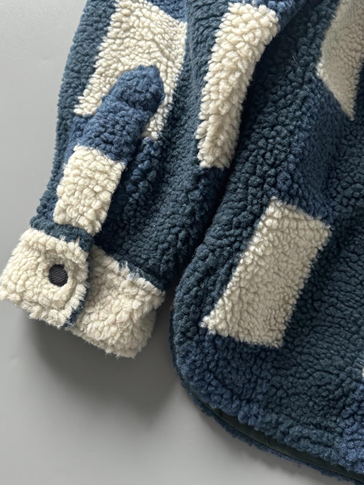 製品画像: ヴィンテージトライバルパターン シープボアシャツの正面画像、トライバルパターンが際立つデザイン。
詳細画像: シープボア素材とトライバルパターンのディテール画像、ヴィンテージ感を強調。