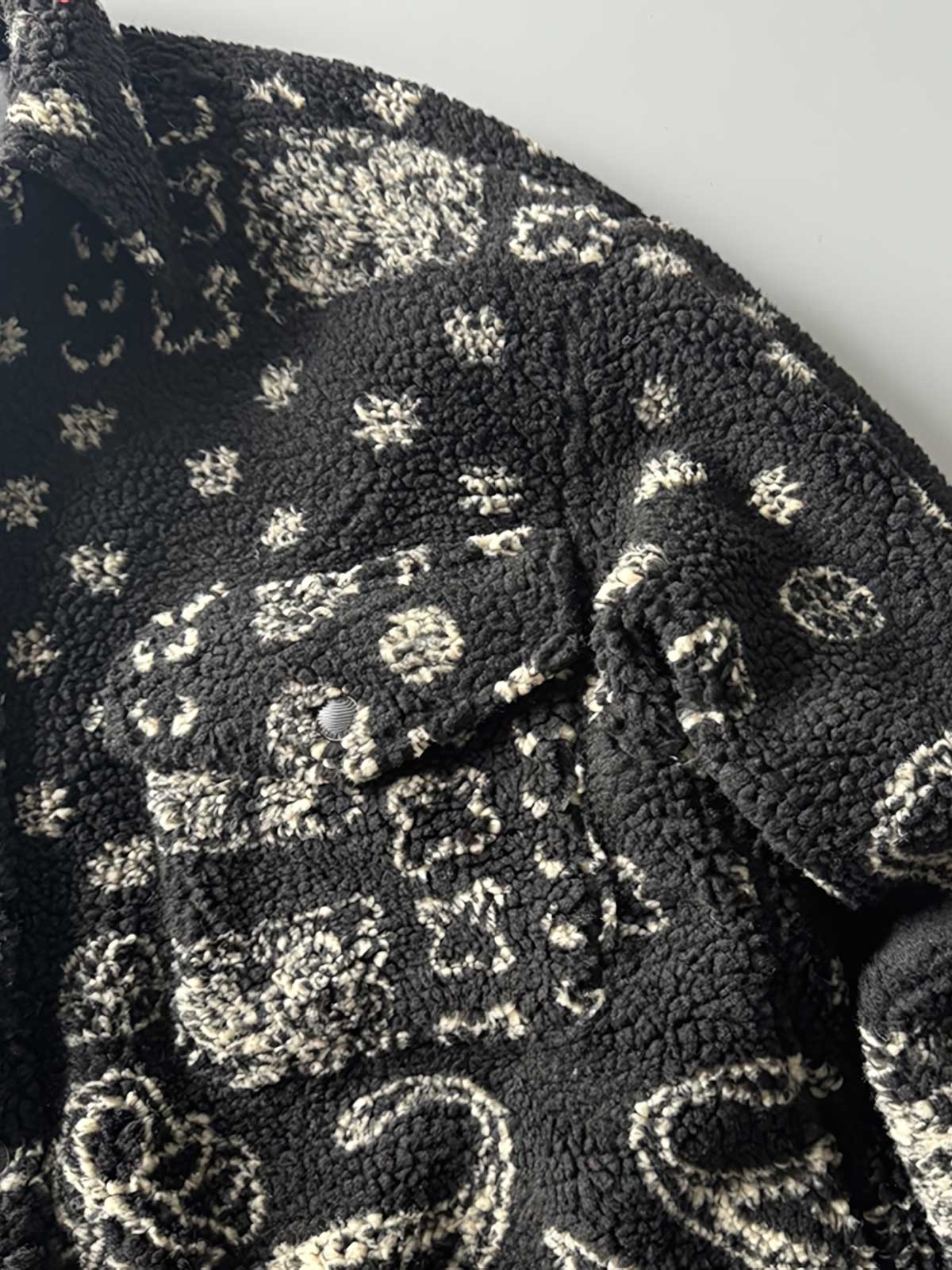 製品画像: ヴィンテージトライバルパターン シープボアシャツの正面画像、トライバルパターンが際立つデザイン。
詳細画像: シープボア素材とトライバルパターンのディテール画像、ヴィンテージ感を強調。