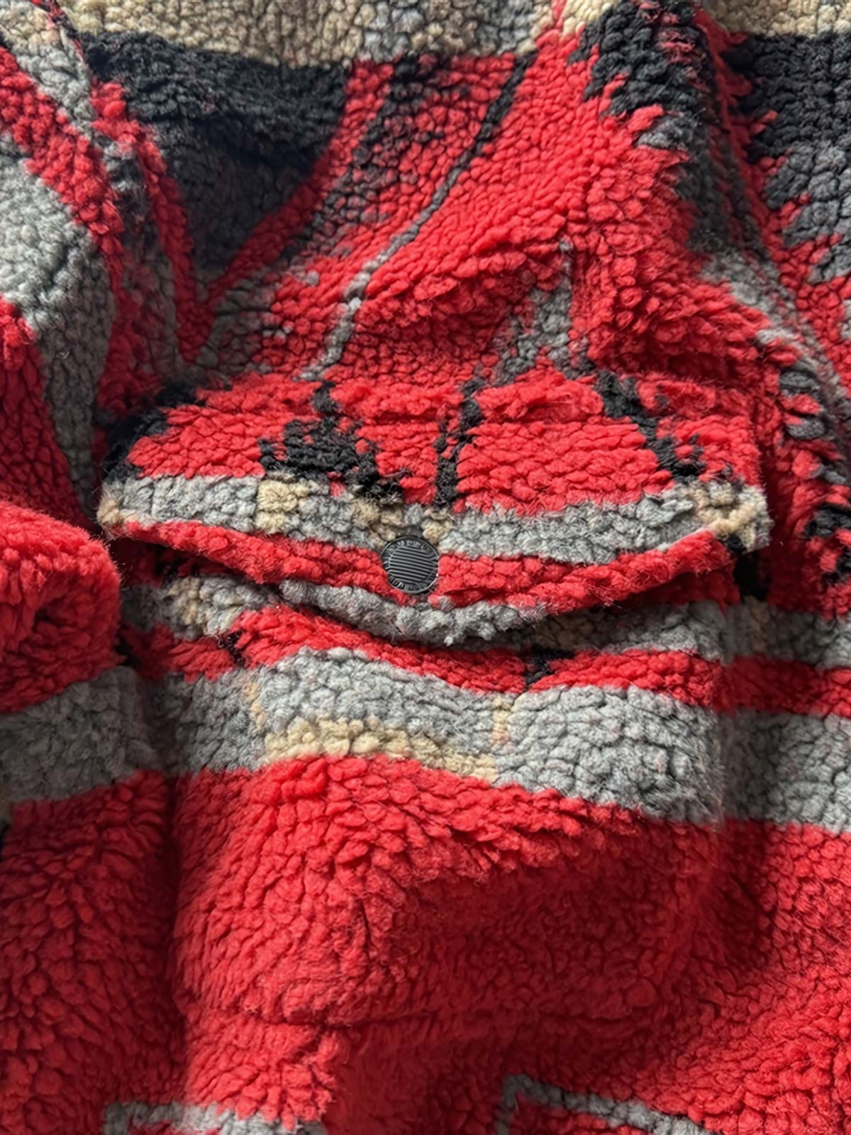 製品画像: ヴィンテージトライバルパターン シープボアシャツの正面画像、トライバルパターンが際立つデザイン。
詳細画像: シープボア素材とトライバルパターンのディテール画像、ヴィンテージ感を強調。