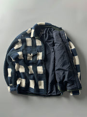 製品画像: ヴィンテージトライバルパターン シープボアシャツの正面画像、トライバルパターンが際立つデザイン。
詳細画像: シープボア素材とトライバルパターンのディテール画像、ヴィンテージ感を強調。