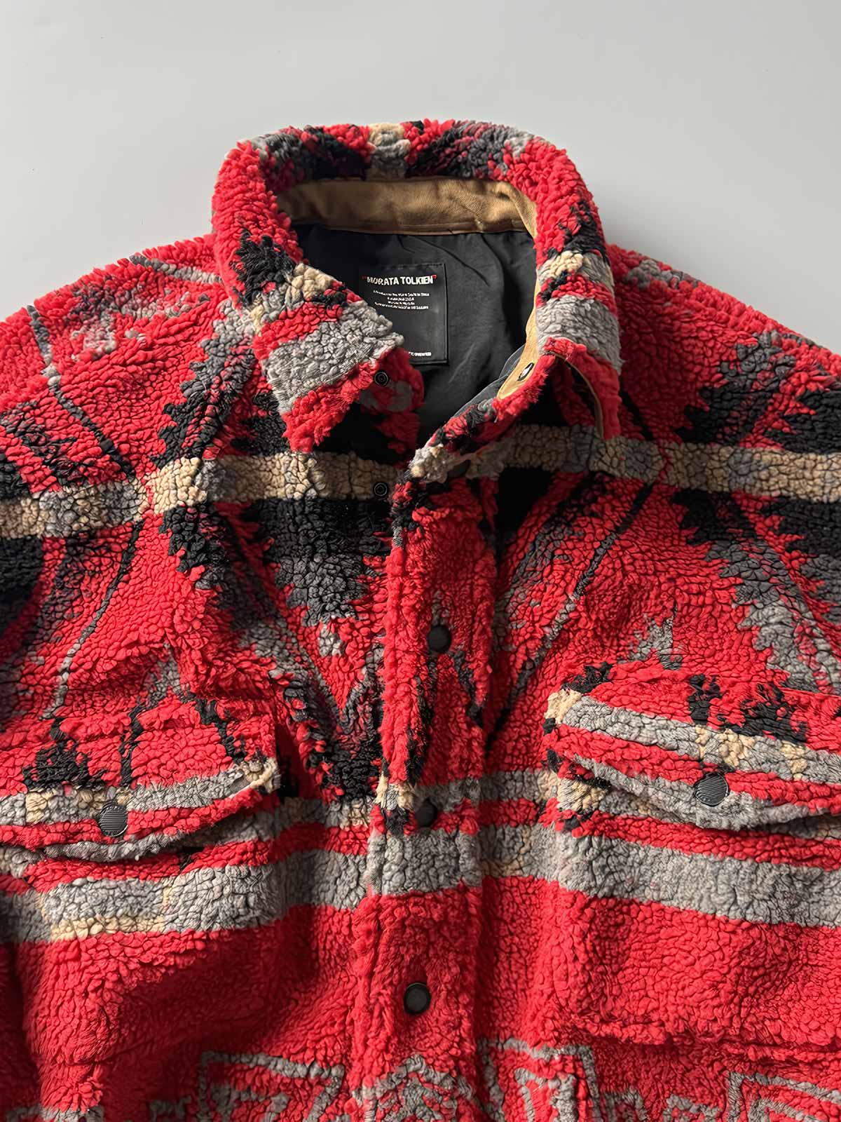 製品画像: ヴィンテージトライバルパターン シープボアシャツの正面画像、トライバルパターンが際立つデザイン。
詳細画像: シープボア素材とトライバルパターンのディテール画像、ヴィンテージ感を強調。