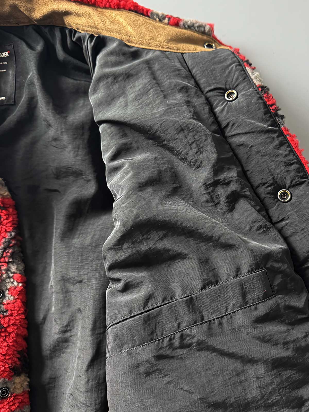 製品画像: ヴィンテージトライバルパターン シープボアシャツの正面画像、トライバルパターンが際立つデザイン。
詳細画像: シープボア素材とトライバルパターンのディテール画像、ヴィンテージ感を強調。