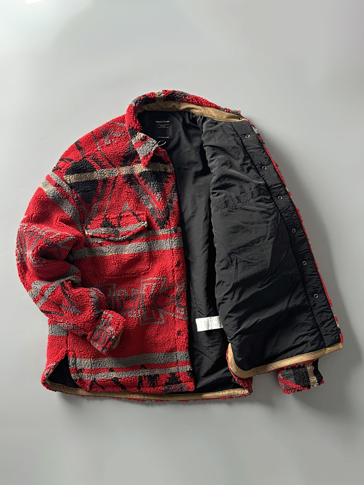 製品画像: ヴィンテージトライバルパターン シープボアシャツの正面画像、トライバルパターンが際立つデザイン。
詳細画像: シープボア素材とトライバルパターンのディテール画像、ヴィンテージ感を強調。